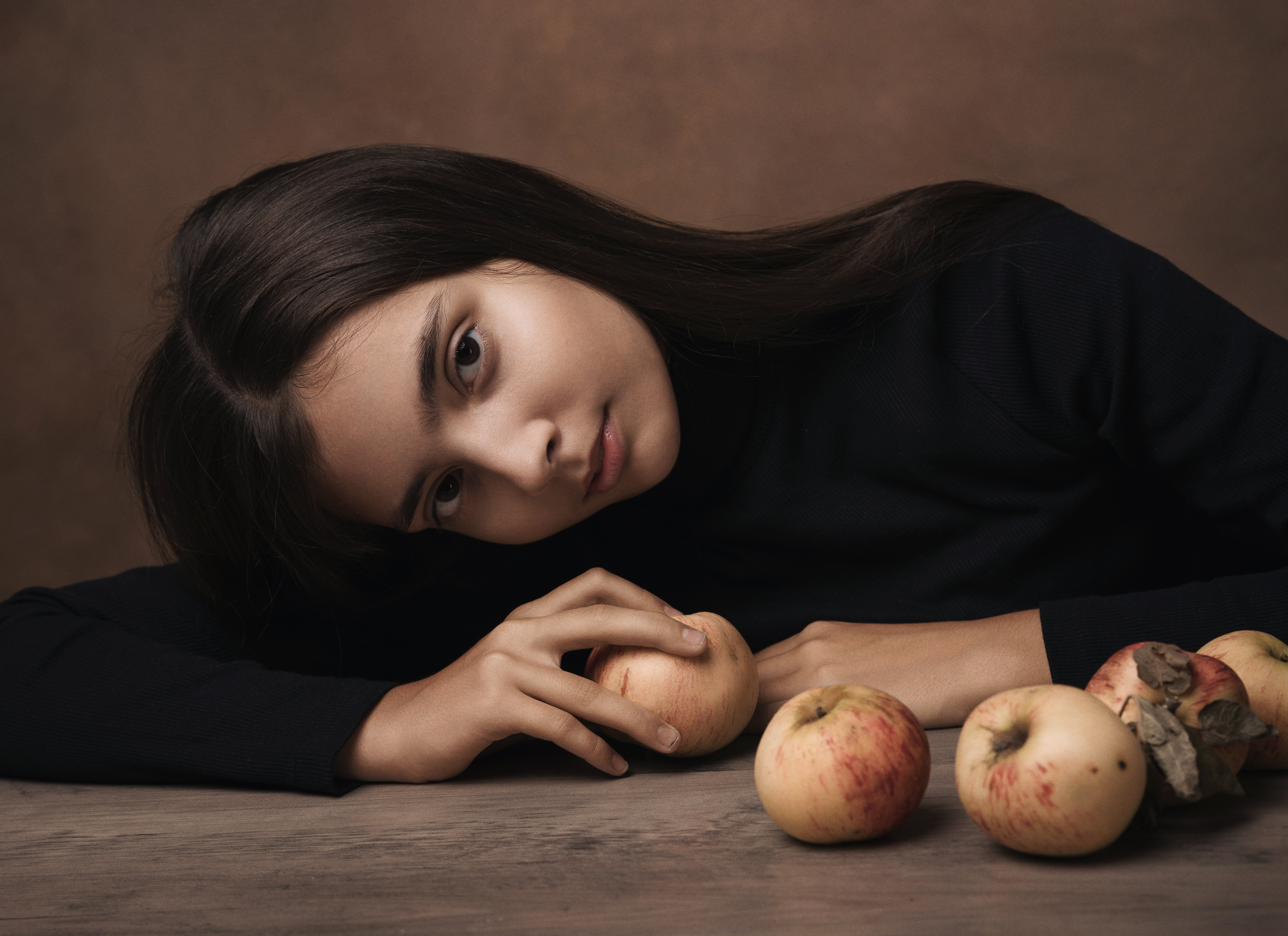 Мария с яблоками / Maria with apples