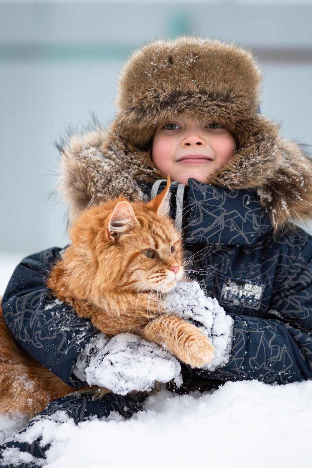 Холод не помеха: мальчик и его пушистый друг