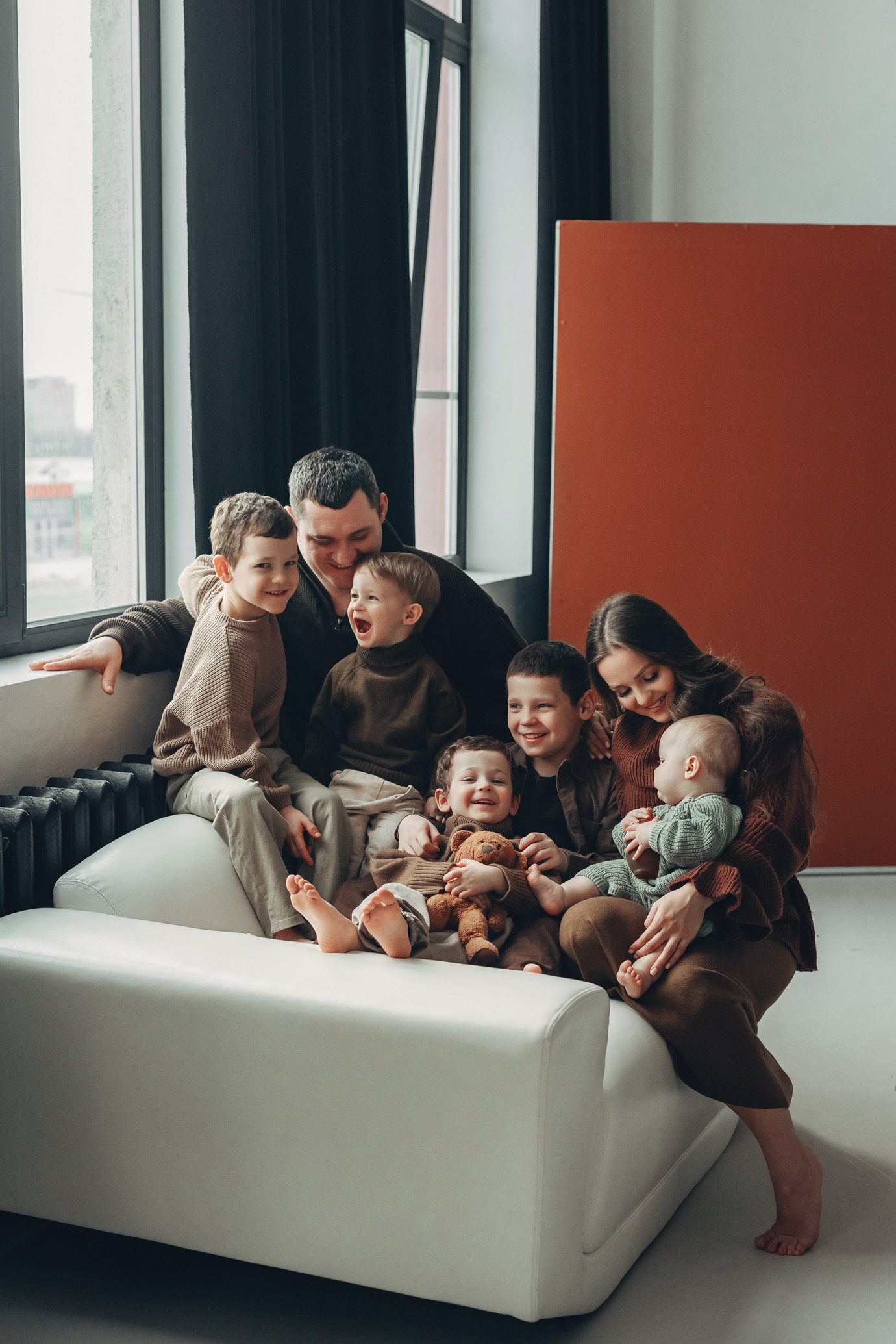 Пятеро мальчиков и двое любящих людей