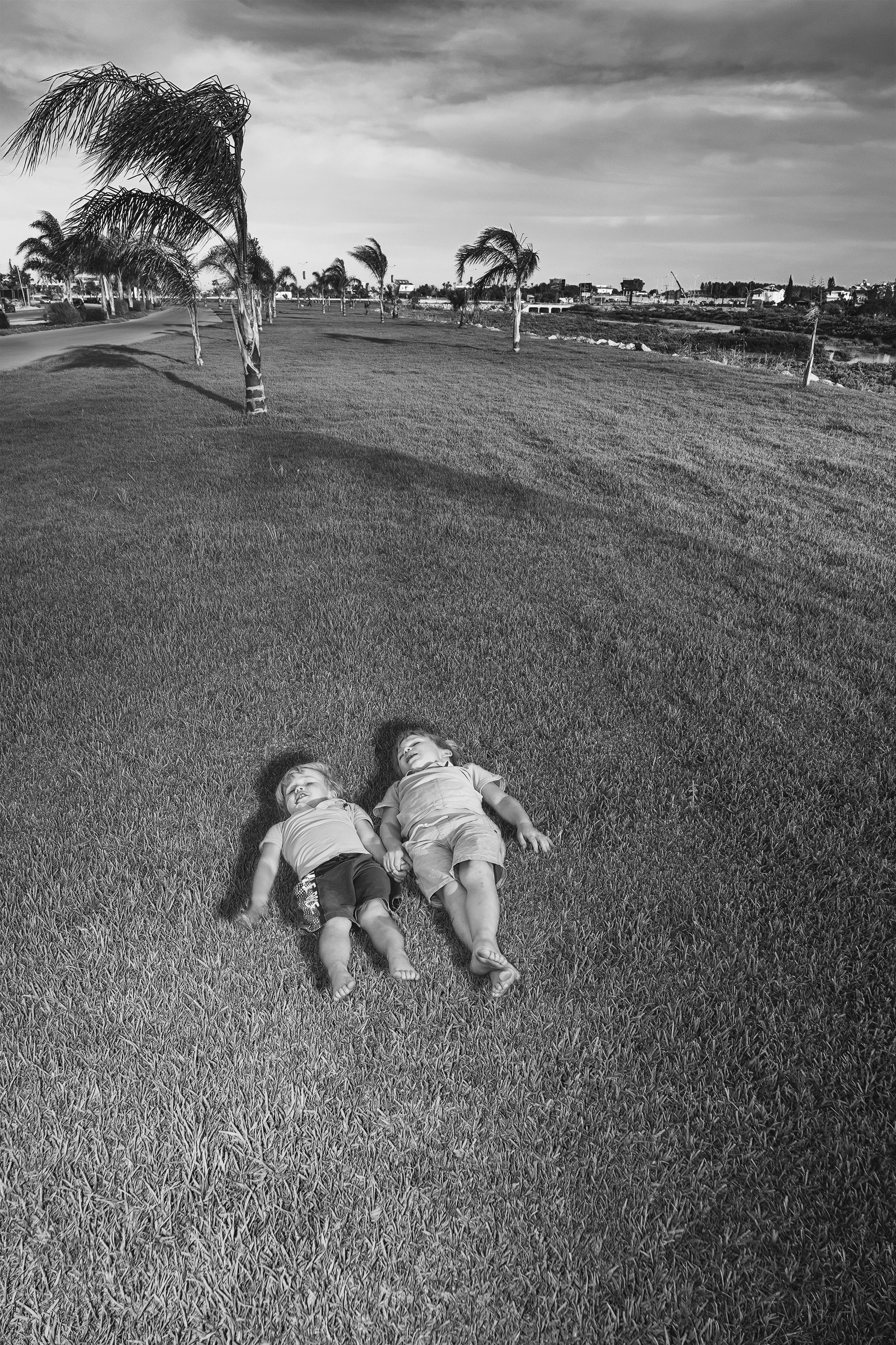 Двое на газоне