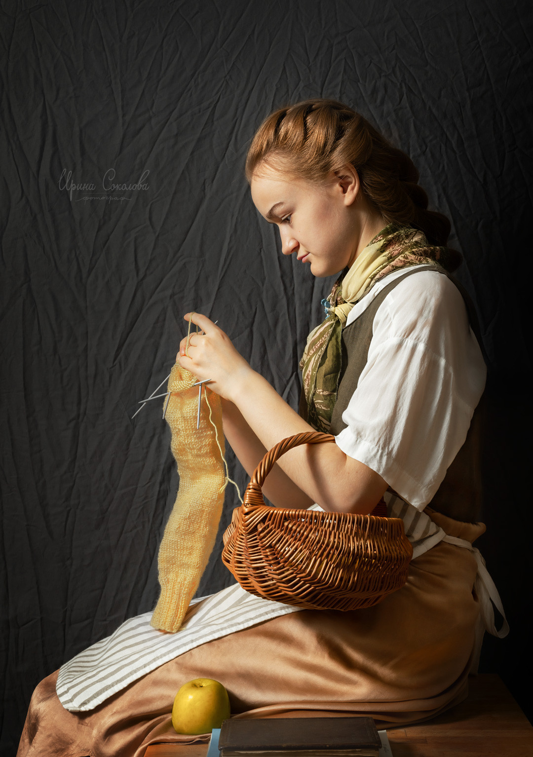 Девочка за вязанием