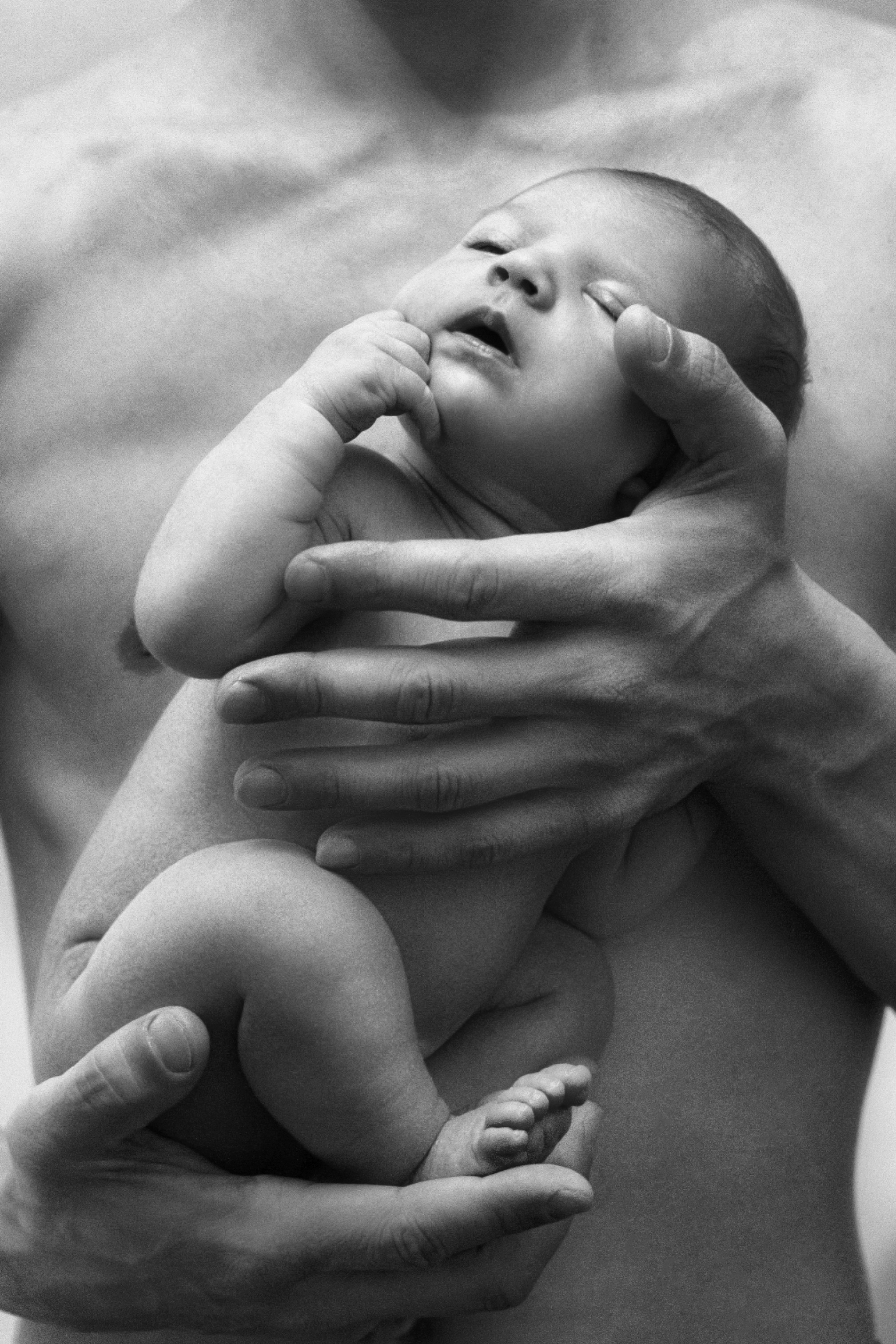 Малышка на руках у папы.