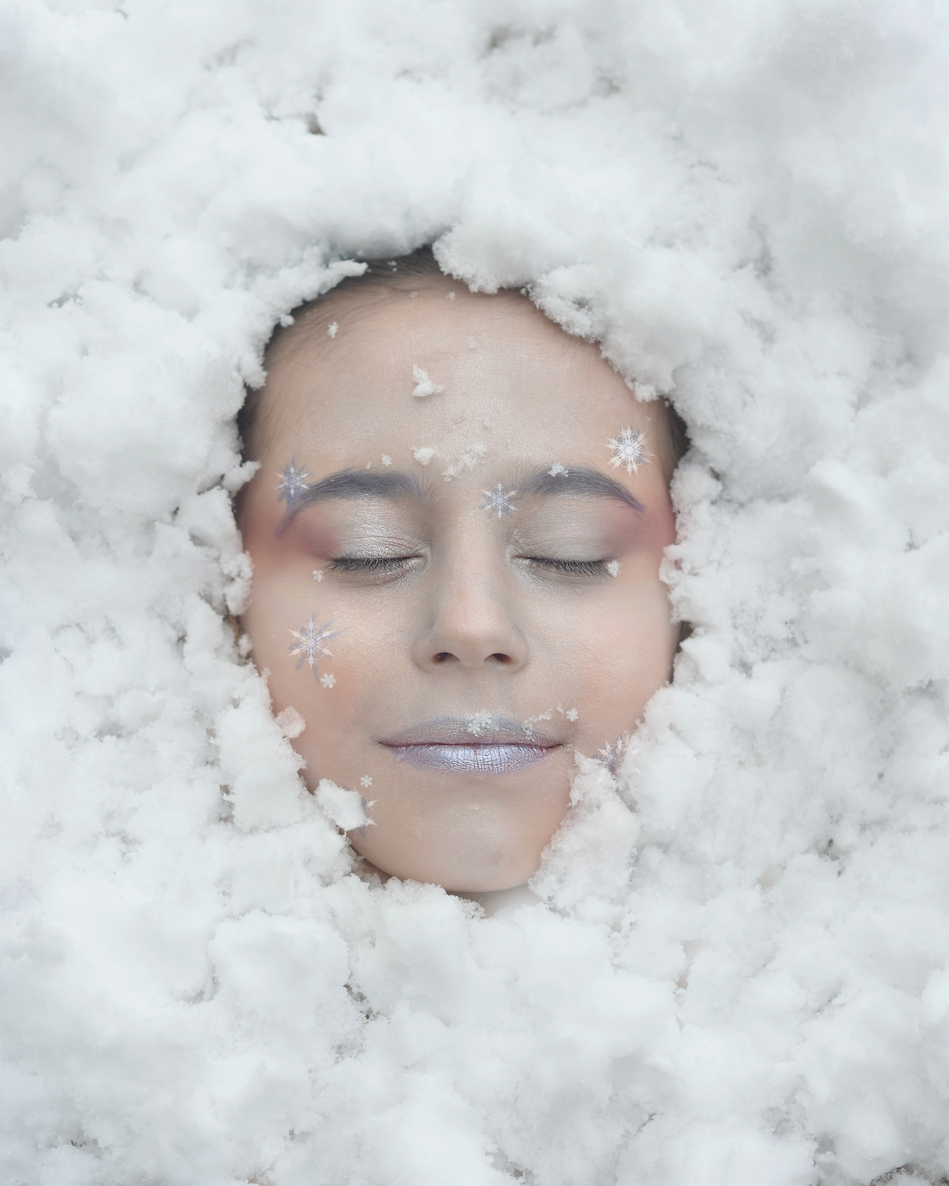 девочка весна спит в снегу