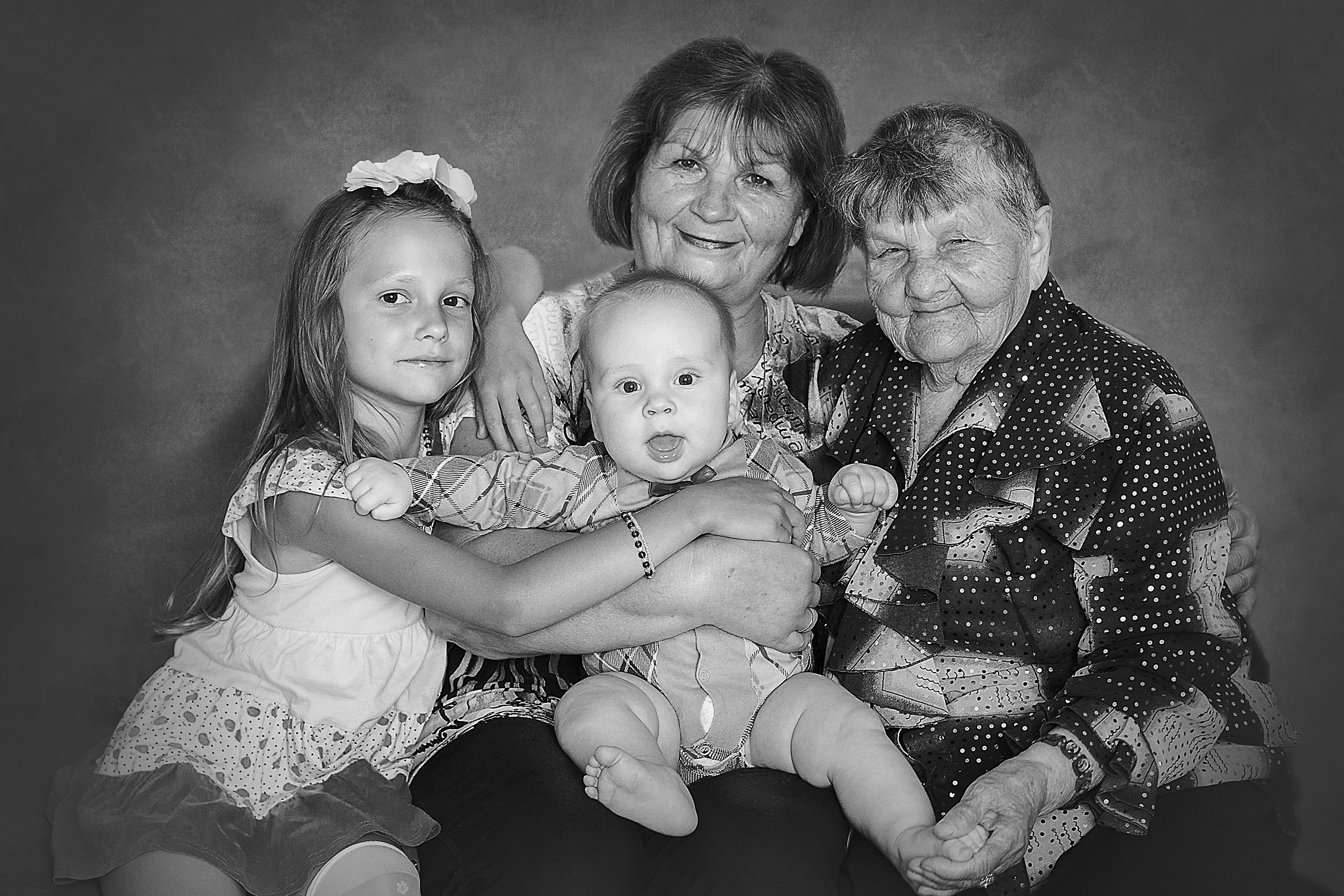 Прабабушка и бабушка с внуками