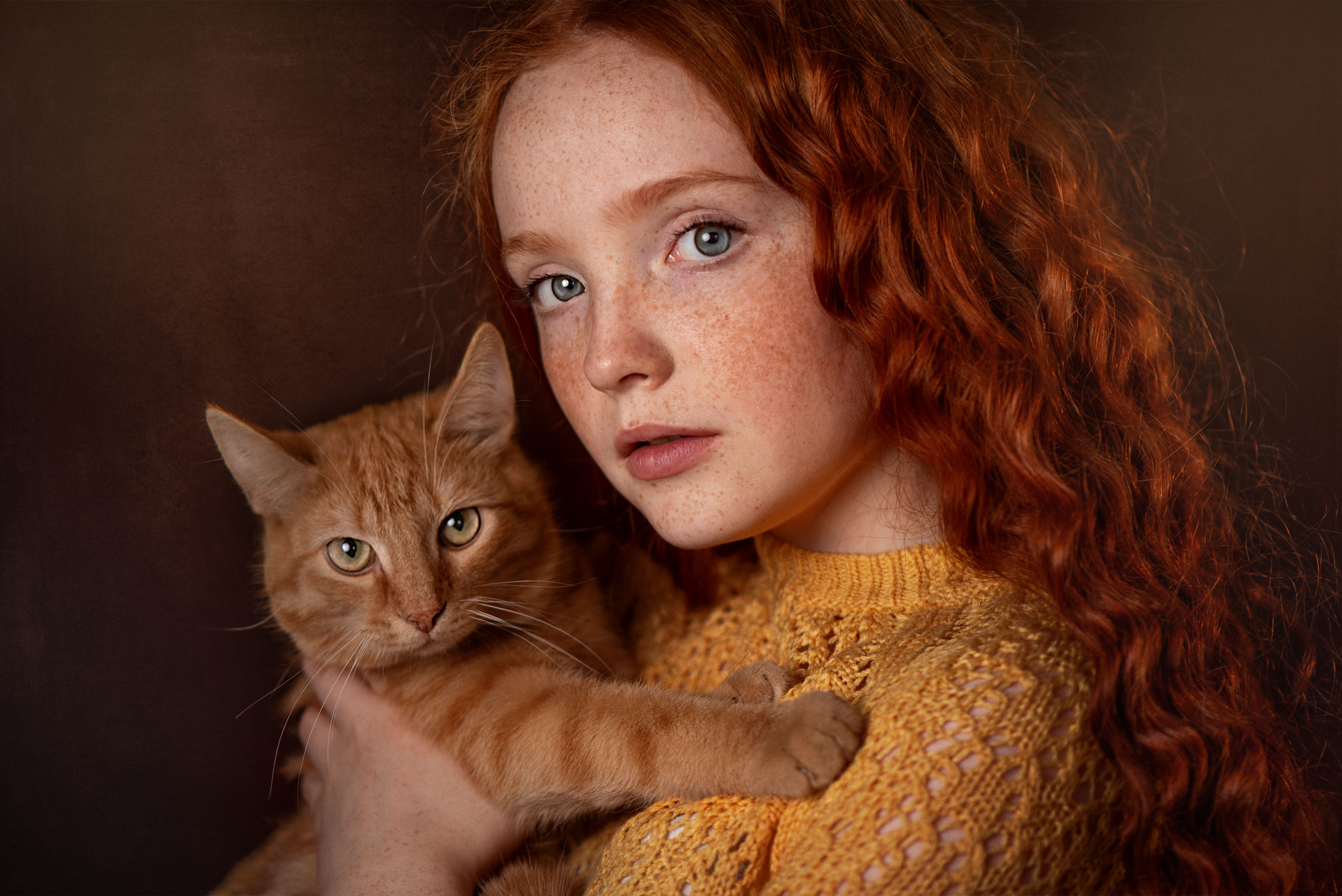 Девочка с рыжим котом