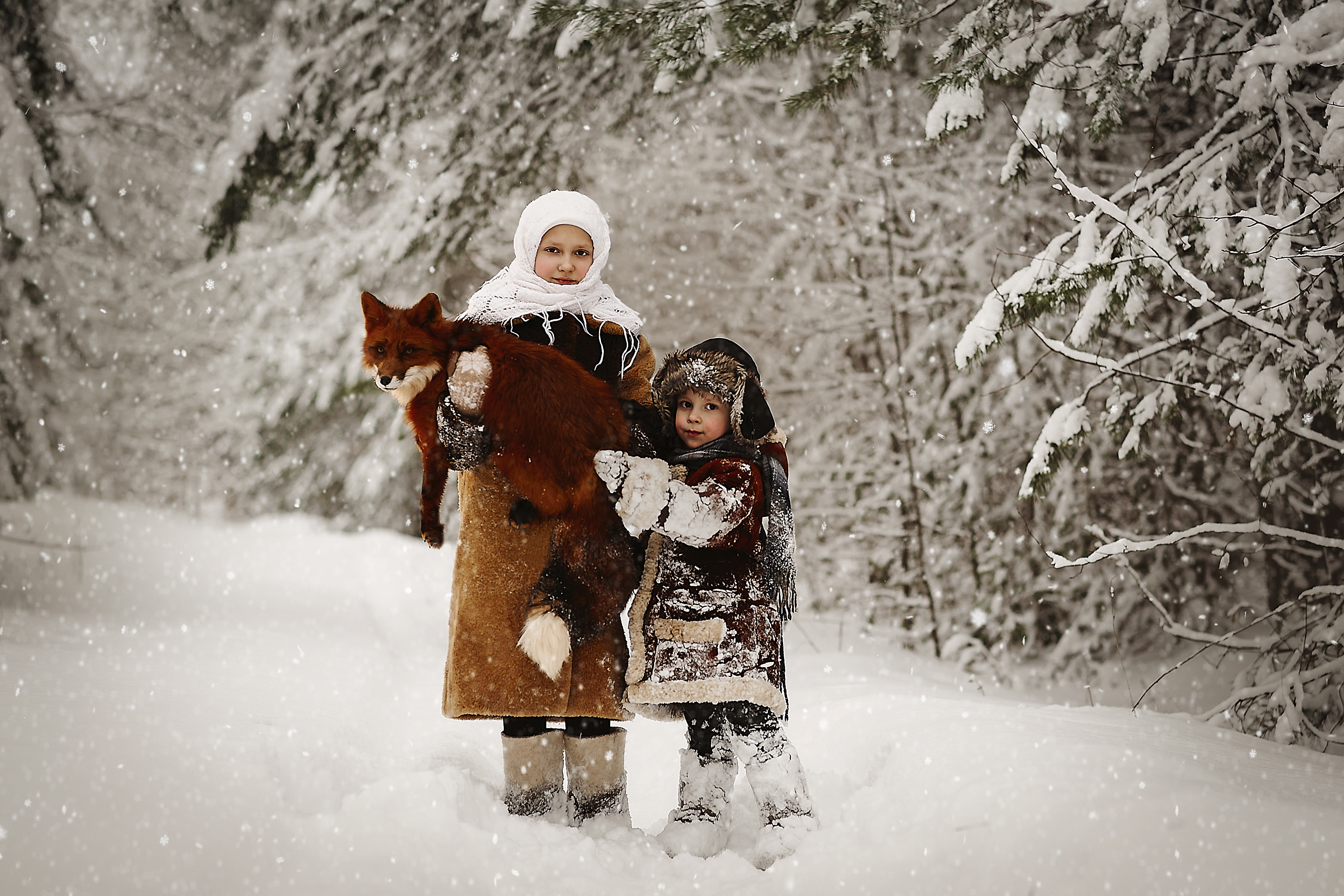 Дети и лис в зимнем лесу